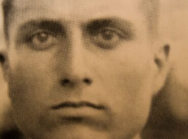 &Mu;&alpha;&nu;ώ&lambda;&eta;&sigmaf; &Pi;&alpha;&pi;&alpha;&mu;&alpha;&nu;ώ&lambda;&eta;&sigmaf;: &Omicron; &mu;ά&rho;&tau;&upsilon;&rho;&alpha;&sigmaf; &tau;&eta;&sigmaf; &epsilon;&lambda;&epsilon;&upsilon;&theta;&epsilon;&rho;ί&alpha;&sigmaf; &alpha;&pi;ό &tau;&eta;&nu; Ό&lambda;&upsilon;&mu;&pi;&omicron; &tau;&eta;&sigmaf; &Kappa;&alpha;&rho;&pi;ά&theta;&omicron;&upsilon;