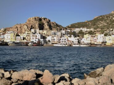 &Tau;&omicron; &Kappa;&omicron;&nu;ά&kappa;&iota;: &Pi;&omicron;&lambda;&iota;&tau;&iota;&sigma;&mu;ό&sigmaf; ή &pi;&rho;&omicron;&epsilon;&kappa;&lambda;&omicron;&gamma;&iota;&kappa;ή &alpha;&xi;&iota;&omicron;&pi;&omicron;ί&eta;&sigma;&eta;;
