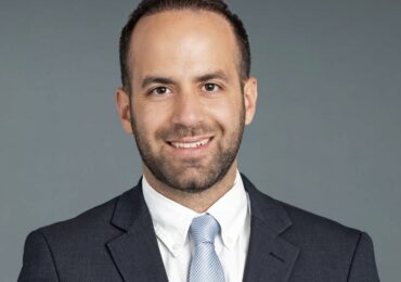 Μηνάς Πλάτων Οικονομίδης: Ο Καρπάθιος επιστήμονας που διακρίνεται στην πρώτη γραμμή της παγκόσμιας ογκολογίας