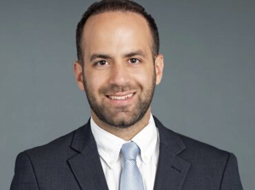 &Mu;&eta;&nu;ά&sigmaf; &Pi;&lambda;ά&tau;&omega;&nu; &Omicron;&iota;&kappa;&omicron;&nu;&omicron;&mu;ί&delta;&eta;&sigmaf;: &Omicron; &Kappa;&alpha;&rho;&pi;ά&theta;&iota;&omicron;&sigmaf; &epsilon;&pi;&iota;&sigma;&tau;ή&mu;&omicron;&nu;&alpha;&sigmaf; &pi;&omicron;&upsilon; &delta;&iota;&alpha;&kappa;&rho;ί&nu;&epsilon;&tau;&alpha;&iota; &sigma;&tau;&eta;&nu; &pi;&rho;ώ&tau;&eta; &gamma;&rho;&alpha;&mu;&mu;ή &tau;&eta;&sigmaf; &pi;&alpha;&gamma;&kappa;ό&sigma;&mu;&iota;&alpha;&sigmaf; &omicron;&gamma;&kappa;&omicron;&lambda;&omicron;&gamma;ί&alpha;&sigmaf;