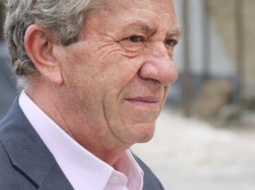 Έ&phi;&upsilon;&gamma;&epsilon; &alpha;&pi;ό &tau;&eta; &zeta;&omega;ή &omicron; &Mu;&alpha;&nu;ώ&lambda;&eta;&sigmaf; &Delta;&iota;&alpha;&kappa;&omicron;&mu;&alpha;&nu;ώ&lambda;&eta;&sigmaf; - &Theta;&lambda;ί&psi;&eta; &kappa;&alpha;&iota; &sigma;&upsilon;&gamma;&kappa;ί&nu;&eta;&sigma;&eta; &sigma;&epsilon; &Rho;ό&delta;&omicron; &kappa;&alpha;&iota; &Kappa;ά&rho;&pi;&alpha;&theta;&omicron;