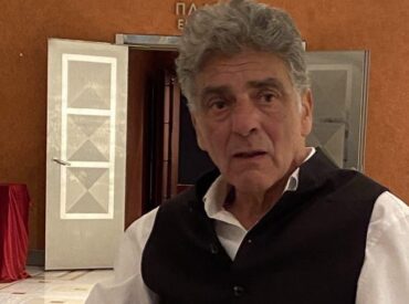 &Omicron; &Mu;&eta;&nu;ά&sigmaf; &Beta;&iota;&nu;&tau;&iota;ά&delta;&eta;&sigmaf; &gamma;&rho;ά&phi;&epsilon;&iota; &gamma;&iota;&alpha; &tau;&omicron; &mu;&upsilon;&theta;&iota;&sigma;&tau;ό&rho;&eta;&mu;&alpha; &tau;&omicron;&upsilon; &Mu;&alpha;&nu;ώ&lambda;&eta; &Lambda;&alpha;&mu;&pi;&rho;ί&delta;&eta; &laquo;&Omicron;&iota; &alpha;&nu;&delta;&rho;&epsilon;&iota;&omega;&mu;έ&nu;&omicron;&iota; &tau;&eta;&sigmaf; &Kappa;ά&sigma;&omicron;&upsilon;- &Tau;&omicron; &omicron;&upsilon;&rho;&lambda;&iota;&alpha;&chi;&tau;ό &tau;&eta;&sigmaf; &kappa;&omicron;&upsilon;&pi;&alpha;&sigma;&tau;ή&sigmaf;&raquo;