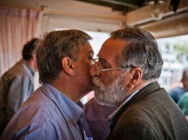 &Mu;&alpha;&nu;ώ&lambda;&eta;&sigmaf; &Pi;&alpha;&rho;&alpha;&gamma;&upsilon;&iota;ό&sigmaf;: &Eta; &sigma;&upsilon;&gamma;&kappa;&iota;&nu;&eta;&tau;&iota;&kappa;ή &alpha;&pi;&omicron;&chi;&alpha;&iota;&rho;&epsilon;&tau;&iota;&sigma;&tau;ή&rho;&iota;&alpha; &epsilon;&pi;&iota;&sigma;&tau;&omicron;&lambda;ή &gamma;&iota;&alpha; &tau;&omicron;&nu; &Nu;ί&kappa;&omicron; &Sigma;&pi;&alpha;&nu;ό