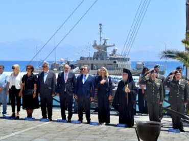 &Eta; &Kappa;ά&sigma;&omicron;&sigmaf; &tau;ί&mu;&eta;&sigma;&epsilon; &tau;&omicron;&upsilon;&sigmaf; ή&rho;&omega;έ&sigmaf; &tau;&eta;&sigmaf; &ndash; &Sigma;&upsilon;&gamma;&kappa;ί&nu;&eta;&sigma;&eta; &kappa;&alpha;&iota; &pi;&epsilon;&rho;&eta;&phi;ά&nu;&iota;&alpha; &sigma;&tau;&iota;&sigmaf; &epsilon;&kappa;&delta;&eta;&lambda;ώ&sigma;&epsilon;&iota;&sigmaf; &gamma;&iota;&alpha; &tau;&alpha; 202 &chi;&rho;ό&nu;&iota;&alpha; &alpha;&pi;ό &tau;&omicron; &Omicron;&lambda;&omicron;&kappa;&alpha;ύ&tau;&omega;&mu;&alpha; &tau;&omicron;&upsilon; 1824