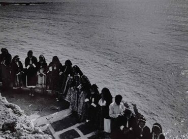 &Eta; ά&gamma;&nu;&omega;&sigma;&tau;&eta; &iota;&sigma;&tau;&omicron;&rho;ί&alpha; &pi;ί&sigma;&omega; &alpha;&pi;ό &tau;&omicron;&nu; &delta;&rho;ό&mu;&omicron; &tau;&eta;&sigmaf; &Omicron;&lambda;ύ&mu;&pi;&omicron;&upsilon;: Ό&tau;&alpha;&nu; έ&nu;&alpha;&sigmaf; &kappa;&omicron;&iota;&nu;&omicron;&tau;ά&rho;&chi;&eta;&sigmaf; &tau;&alpha;&xi;ί&delta;&epsilon;&psi;&epsilon; &sigma;&tau;&eta;&nu; &Alpha;&theta;ή&nu;&alpha; &gamma;&iota;&alpha; &nu;&alpha; &pi;&epsilon;&iota; &laquo;&epsilon;&upsilon;&chi;&alpha;&rho;&iota;&sigma;&tau;ώ&raquo;