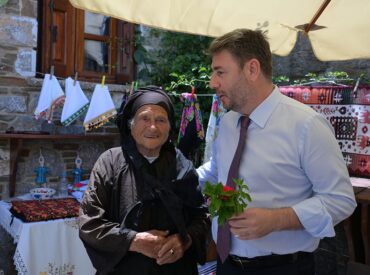 &Tau;&eta;&nu; Ό&lambda;&upsilon;&mu;&pi;&omicron; &Kappa;&alpha;&rho;&pi;ά&theta;&omicron;&upsilon; &epsilon;&pi;&iota;&sigma;&kappa;έ&phi;&theta;&eta;&kappa;&epsilon; &omicron; &Nu;ί&kappa;&omicron;&sigmaf; &Alpha;&nu;&delta;&rho;&omicron;&upsilon;&lambda;ά&kappa;&eta;&sigmaf; (pics)
