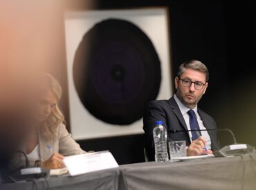 &Omicron; &Nu;ί&kappa;&omicron;&sigmaf; &Alpha;&nu;&delta;&rho;&omicron;&upsilon;&lambda;ά&kappa;&eta;&sigmaf; &sigma;&epsilon; &Kappa;ά&sigma;&omicron; &kappa;&alpha;&iota; &Kappa;ά&rho;&pi;&alpha;&theta;&omicron; (29,30/6)