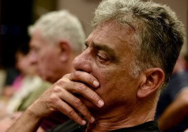 Ο Μηνάς Βιντιάδης συστήνει τον Μίκη Θεοδωράκη στις νέες γενιές