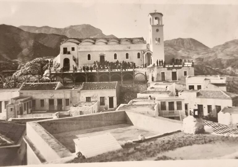 Un giorno alla volta – Diario di prigionia (1943-1945): Μνήμη, πόλεμος και οι σκιές των Μενετών Καρπάθου