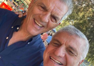 Ο Νίκος Οικονόμου αποχαιρετά τον παιδίατρο Κωνσταντίνος Χατζηπαπα