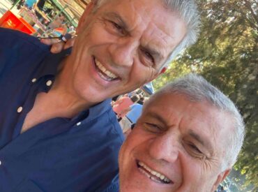 &Omicron; &Nu;ί&kappa;&omicron;&sigmaf; &Omicron;&iota;&kappa;&omicron;&nu;ό&mu;&omicron;&upsilon; &alpha;&pi;&omicron;&chi;&alpha;&iota;&rho;&epsilon;&tau;ά &tau;&omicron;&nu; &pi;&alpha;&iota;&delta;ί&alpha;&tau;&rho;&omicron; &Kappa;&omega;&nu;&sigma;&tau;&alpha;&nu;&tau;ί&nu;&omicron;&sigmaf; &Chi;&alpha;&tau;&zeta;&eta;&pi;&alpha;&pi;&alpha;