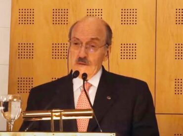 &Omicron; &Kappa;&alpha;&sigma;&iota;ώ&tau;&eta;&sigmaf; &epsilon;&phi;&omicron;&pi;&lambda;&iota;&sigma;&tau;ή&sigmaf; &Nu;ί&kappa;&iota; &Pi;&alpha;&pi;&alpha;&delta;ά&kappa;&eta;&sigmaf; &sigma;&tau;&eta;&nu; &epsilon;&kappa;&pi;&omicron;&mu;&pi;ή &laquo;&Kappa;&alpha;&lambda;έ&sigmaf; &Theta;ά&lambda;&alpha;&sigma;&sigma;&epsilon;&sigmaf;&raquo;
