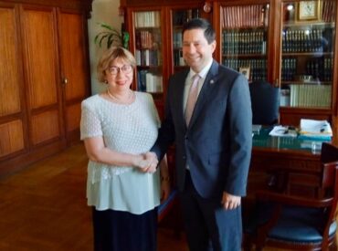 &Mu;&iota;&alpha; &Kappa;&alpha;&rho;&pi;ά&theta;&iota;&alpha; &epsilon;&xi; &alpha;&gamma;&chi;&iota;&sigma;&tau;&epsilon;ί&alpha;&sigmaf; &sigma;&tau;&eta;&nu; &kappa;&omicron;&rho;&upsilon;&phi;ή &tau;&eta;&sigmaf; &epsilon;&lambda;&lambda;&eta;&nu;&iota;&kappa;ή&sigmaf; &Lambda;&alpha;&omicron;&gamma;&rho;&alpha;&phi;ί&alpha;&sigmaf; &ndash; &Eta; &Beta;&alpha;&sigma;&iota;&lambda;&iota;&kappa;ή &Chi;&rho;&upsilon;&sigma;&alpha;&nu;&theta;&omicron;&pi;&omicron;ύ&lambda;&omicron;&upsilon; &epsilon;&xi;&epsilon;&lambda;έ&gamma;&eta; &Kappa;&alpha;&theta;&eta;&gamma;ή&tau;&rho;&iota;&alpha; &sigma;&tau;&omicron; &Epsilon;&Kappa;&Pi;&Alpha;