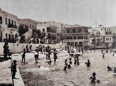&Eta; &Kappa;ά&rho;&pi;&alpha;&theta;&omicron;&sigmaf; &pi;&rho;&iota;&nu; &tau;&eta;&nu; &alpha;&lambda;&lambda;ά&xi;&omicron;&upsilon;&mu;&epsilon; &ndash;&Tau;&rho;&epsilon;&iota;&sigmaf; &phi;&omega;&tau;&omicron;&gamma;&rho;&alpha;&phi;ί&epsilon;&sigmaf; &tau;&omicron;&upsilon; &Pi;&omega;&lambda; &Beta;&iota;&tau;&tau;&omega;&rho;&omicron;ύ&lambda;&eta;