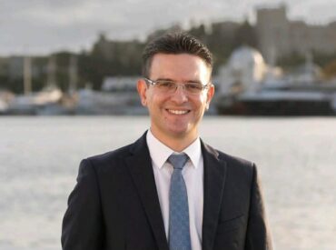 &Omicron; &laquo;&Pi;&Omicron;&Rho;&Theta;&Mu;&Iota;&Omicron;&Sigma; &Pi;&Omicron;&Sigma;&Epsilon;&Iota;&Delta;&Omega;&Nu;&raquo; &epsilon;&upsilon;&chi;&alpha;&rho;&iota;&sigma;&tau;&epsilon;ί &tau;&omicron;&nu; &Pi;&rho;ό&epsilon;&delta;&rho;&omicron; &tau;&omicron;&upsilon; &Omicron;&iota;&kappa;&omicron;&nu;&omicron;&mu;&iota;&kappa;&omicron;ύ &Epsilon;&pi;&iota;&mu;&epsilon;&lambda;&eta;&tau;&eta;&rho;ί&omicron;&upsilon; &Delta;&omega;&delta;&epsilon;&kappa;&alpha;&nu;ή&sigma;&omicron;&upsilon; &Kappa;&omega;&sigma;&tau;ή &Gamma;. &Zeta;&omega;&gamma;&rho;&alpha;&phi;ί&delta;&eta;