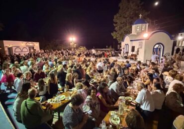 Πολύς κόσμος στον Άη Γιάννη στο Λακκί Μενετών
