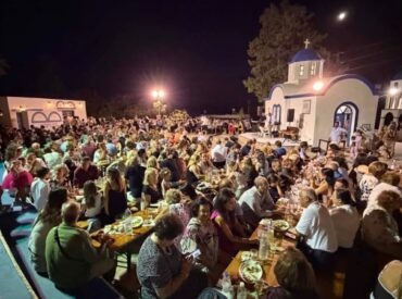 Πολύς κόσμος στον Άη Γιάννη στο Λακκί Μενετών