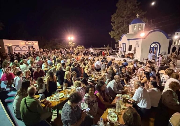 Πολύς κόσμος στον Άη Γιάννη στο Λακκί Μενετών