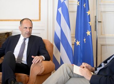 &Gamma;&epsilon;&rho;&alpha;&pi;&epsilon;&tau;&rho;ί&tau;&eta;&sigmaf;: &laquo;Ή&rho;&epsilon;&mu;&alpha; &nu;&epsilon;&rho;ά, &alpha;&lambda;&lambda;ά &mu;&epsilon; &tau;&eta;&nu; &Epsilon;&lambda;&lambda;ά&delta;&alpha; &sigma;&epsilon; &theta;έ&sigma;&eta; &iota;&sigma;&chi;ύ&omicron;&sigmaf;&raquo;