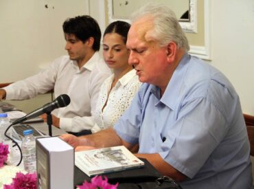 &Gamma;&iota;ώ&rho;&gamma;&omicron;&sigmaf; &Nu;. &Tau;&sigma;&alpha;&mu;&pi;&alpha;&nu;ά&kappa;&eta;&sigmaf;: &laquo;40 &chi;&rho;ό&nu;&iota;&alpha; έ&rho;&epsilon;&upsilon;&nu;&alpha;&sigmaf;, 1.210 &sigma;&epsilon;&lambda;ί&delta;&epsilon;&sigmaf; &iota;&sigma;&tau;&omicron;&rho;ί&alpha;&sigmaf;&raquo; &gamma;&iota;&alpha; &tau;&omicron;&nu; &Eta;&lambda;ί&alpha; &Zeta;&omega;&gamma;&rho;&alpha;&phi;ί&delta;&eta;