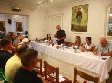 &Omicron; &laquo;&Pi;ό&rho;&theta;&mu;&iota;&omicron;&sigmaf; &Pi;&omicron;&sigma;&epsilon;&iota;&delta;ώ&nu;&raquo; &tau;ί&mu;&eta;&sigma;&epsilon; &tau;&eta; &mu;&nu;ή&mu;&eta; &kappa;&alpha;&iota; &tau;&eta;&nu; &pi;&rho;&omicron;&sigma;&phi;&omicron;&rho;ά &tau;&omicron;&upsilon; &Kappa;&omega;&sigma;&tau;ή &Lambda;&iota;&omicron;&rho;&epsilon;ΐ&sigma;&eta; &sigma;&tau;&omicron; &Delta;&iota;&alpha;&phi;ά&nu;&iota;