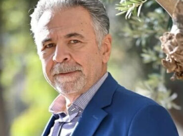 &Mu;&alpha;&nu;ώ&lambda;&eta;&sigmaf; &Gamma;&epsilon;&rho;&alpha;&pi;&epsilon;&tau;&rho;ί&tau;&eta;&sigmaf;: &Eta; &epsilon;&xi;&omicron;&mu;&omicron;&lambda;ό&gamma;&eta;&sigma;&eta; &tau;&omicron;&upsilon; &sigma;&upsilon;&mu;&pi;&alpha;&tau;&rho;&iota;ώ&tau;&eta; &mu;&alpha;&sigmaf; &gamma;&iota;&alpha; &tau;&eta;&nu; &upsilon;&pi;&omicron;&kappa;&rho;&iota;&tau;&iota;&kappa;ή, &tau;&eta;&nu; &omicron;&iota;&kappa;&omicron;&gamma;έ&nu;&epsilon;&iota;&alpha; &kappa;&alpha;&iota; &tau;&alpha; ό&nu;&epsilon;&iota;&rho;ά &tau;&omicron;&upsilon;