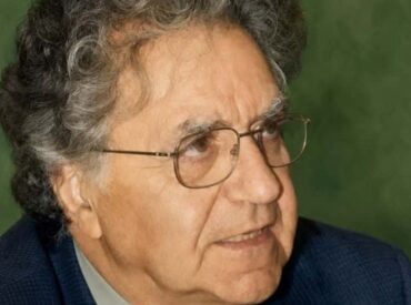 Έ&phi;&upsilon;&gamma;&epsilon; &omicron; &Sigma;&alpha;&kappa;&epsilon;&lambda;&lambda;ά&rho;&eta;&sigmaf; &Kappa;&alpha;&rho;&pi;ά&theta;&iota;&omicron;&sigmaf; &ndash; &Omicron; &kappa;&alpha;&theta;&eta;&gamma;&eta;&tau;ή&sigmaf; &pi;&omicron;&upsilon; &xi;&alpha;&nu;&alpha;&beta;&rho;ή&kappa;&epsilon; &tau;&iota;&sigmaf; &rho;ί&zeta;&epsilon;&sigmaf; &tau;&omicron;&upsilon; &sigma;&tau;&iota;&sigmaf; &Mu;&epsilon;&nu;&epsilon;&tau;έ&sigmaf;