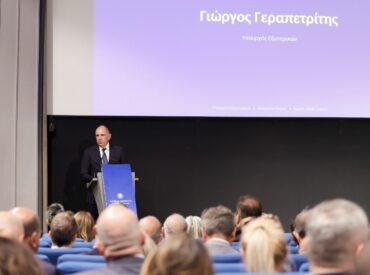 &Gamma;&epsilon;&rho;&alpha;&pi;&epsilon;&tau;&rho;ί&tau;&eta;&sigmaf;: &laquo;&Eta; &Epsilon;&lambda;&lambda;ά&delta;&alpha; &pi;&rho;έ&pi;&epsilon;&iota; &nu;&alpha; &epsilon;ί&nu;&alpha;&iota; &pi;&alpha;&nu;&tau;&omicron;ύ&raquo; &ndash; &Eta; &omicron;&iota;&kappa;&omicron;&nu;&omicron;&mu;&iota;&kappa;ή &epsilon;&xi;&omega;&sigma;&tau;&rho;έ&phi;&epsilon;&iota;&alpha; &omega;&sigmaf; &epsilon;&rho;&gamma;&alpha;&lambda;&epsilon;ί&omicron; &gamma;&epsilon;&omega;&pi;&omicron;&lambda;&iota;&tau;&iota;&kappa;ή&sigmaf; &iota;&sigma;&chi;ύ&omicron;&sigmaf;