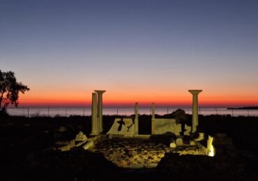 Από τους «ΑΓΙΟΥΣ» ΔΙΟΣΚΟΥΡΟΥΣ Καρπάθου στους ΑΓΙΟΥΣ ΝΙΚΟΛΑΟΥΣ Μικράς Ασίας, καβάλα στον Δεκαπενταυγουστιάτικο Ήλιο!