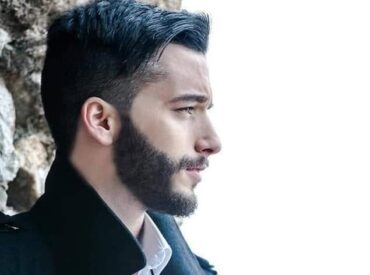 &Alpha;&pi;ό &tau;&eta;&nu; Ό&lambda;&upsilon;&mu;&pi;&omicron; &Kappa;&alpha;&rho;&pi;ά&theta;&omicron;&upsilon; &sigma;&tau;&iota;&sigmaf; &Kappa;&upsilon;&kappa;&lambda;ά&delta;&epsilon;&sigmaf;: &Nu;έ&alpha; &epsilon;&pi;έ&nu;&delta;&upsilon;&sigma;&eta; &tau;&omicron;&upsilon; &Eta;&lambda;ί&alpha; &Mu;. &Lambda;&iota;&omicron;&rho;&epsilon;ί&sigma;&eta; &sigma;&tau;&eta; &Sigma;ί&phi;&nu;&omicron;